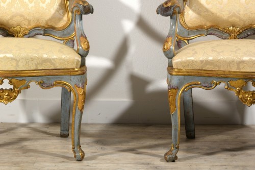 Antiquités - Paire de fauteuils vénitiens du XVIIIe siècle en bois sculpté doré et laqué
