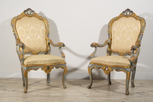 Antiquités - Paire de fauteuils vénitiens du XVIIIe siècle en bois sculpté doré et laqué