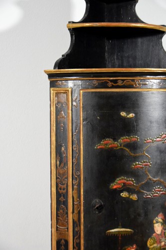 Antiquités - Paire d’encoignures en bois laqué à décor de chinoiserie, Italie milieu du XVIIIe siècle