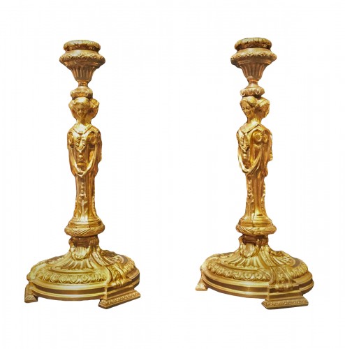 Paire de flambeaux en bronze doré avec vestales, France début du XIXe siècle
