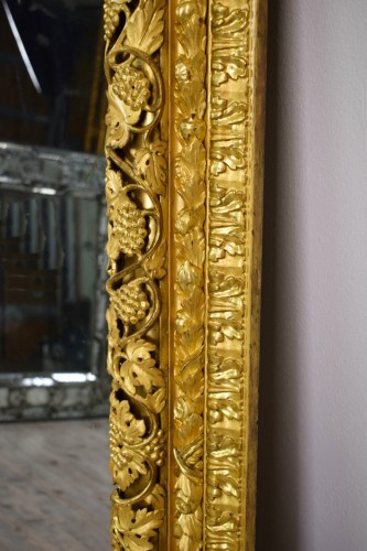 Miroirs, Trumeaux  - Grand miroir vénitien du 19e siècle en bois finement sculpté et doré