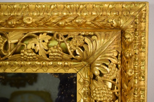 XIXe siècle - Grand miroir vénitien du 19e siècle en bois finement sculpté et doré
