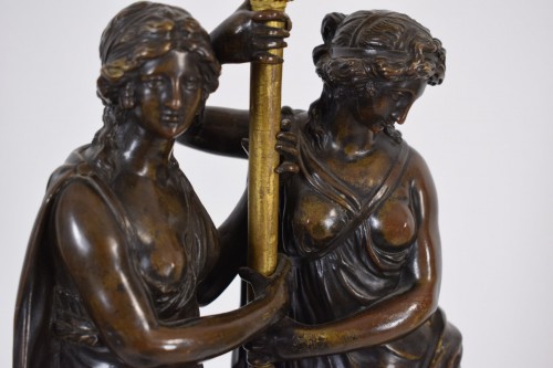 Luminaires Bougeoirs et Chandeliers - Chandelier à trois lumières en bronze ciselé et doré avec figures féminines