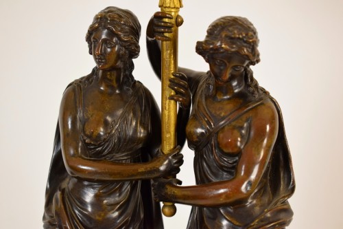 XVIIIe siècle - Chandelier à trois lumières en bronze ciselé et doré avec figures féminines