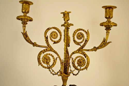 Antiquités - Chandelier à trois lumières en bronze ciselé et doré avec figures féminines
