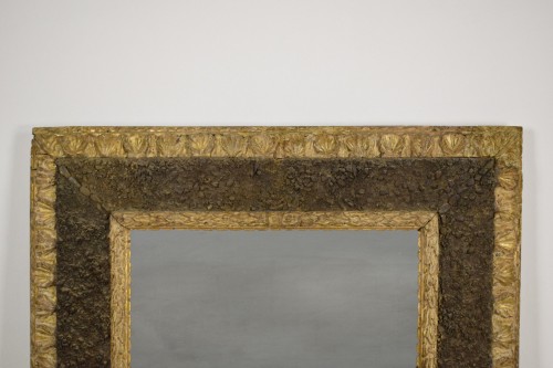 Miroirs, Trumeaux  - Miroir italien du XVIIe siècle en bois sculpté et doré avec motif rocheux