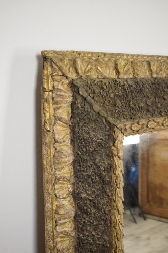 XVIIe siècle - Miroir italien du XVIIe siècle en bois sculpté et doré avec motif rocheux