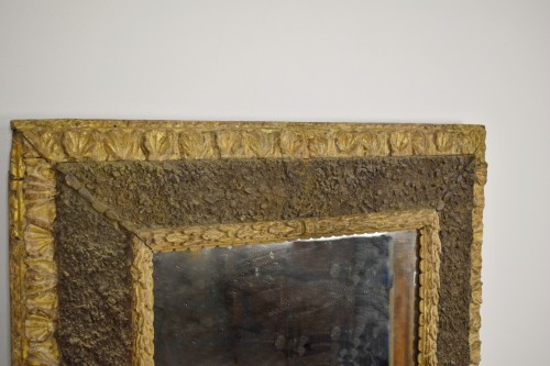  - Miroir italien du XVIIe siècle en bois sculpté et doré avec motif rocheux