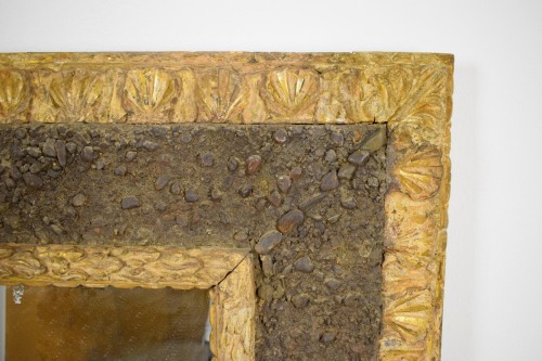 Antiquités - Miroir italien du XVIIe siècle en bois sculpté et doré avec motif rocheux