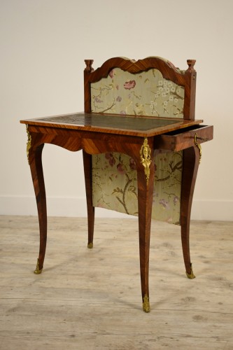 XVIIIe siècle - Table à écrire à écran en bois et bronzes dorés, France XVIIIe siècle
