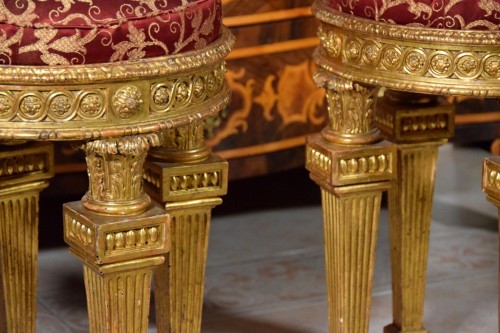 Antiquités - Paire de tabourets néoclassiques en bois sculpté et doré, Italie, XVIIIe siècle
