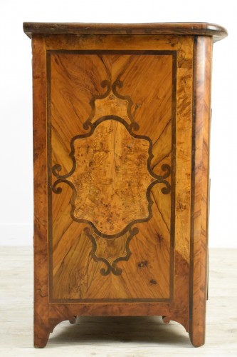 XVIIIe siècle - Commode italienne en bois d’olivier et marquetée, XVIIIe siècle