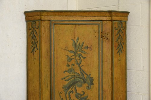 Encoignure en bois laqué,, Italie début du XVIIIe siècle - Brozzetti Antichità