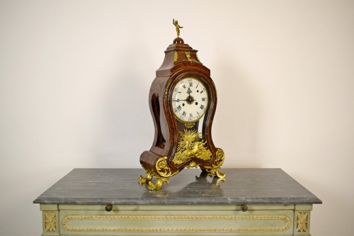 Horlogerie Horloge de Parquet - Pendule de table, avec sonnerie et réveil, en bois et bronze doré, XVIIIe siècle