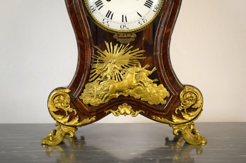 XVIIIe siècle - Pendule de table, avec sonnerie et réveil, en bois et bronze doré, XVIIIe siècle