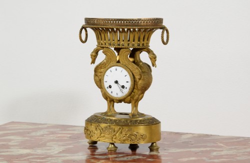 XIXe siècle - Pendule de table en bronze ciselé et doré, France début du XIXe siècle