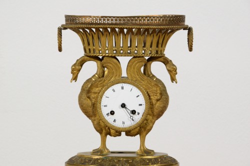 Empire - Pendule de table en bronze ciselé et doré, France début du XIXe siècle