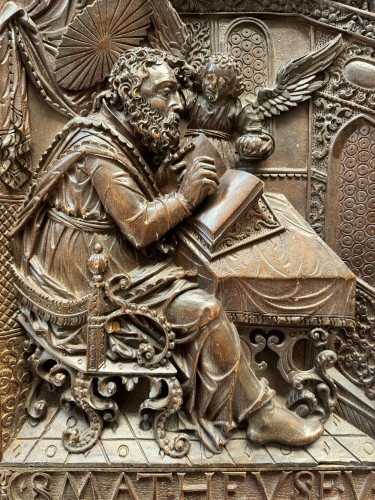 Relief en tilleul sculpté représentant Saint-Matthieu attribué à Hans Degler (1564-1 - Art sacré, objets religieux Style Renaissance