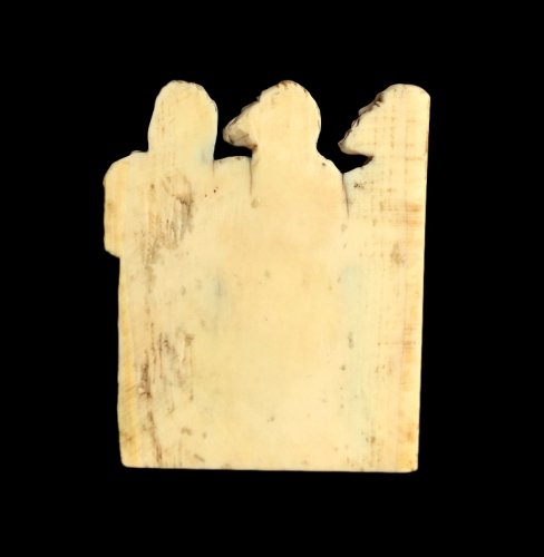 XIe au XVe siècle - Plaquette en os représentant trois Apôtres, vers 1380