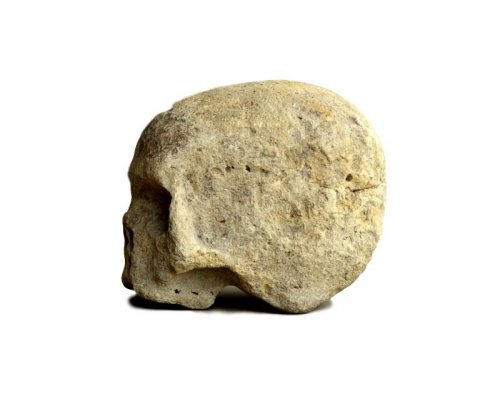 Objets de Curiosité  - Crâne en pierre sculpté XVIe siècle