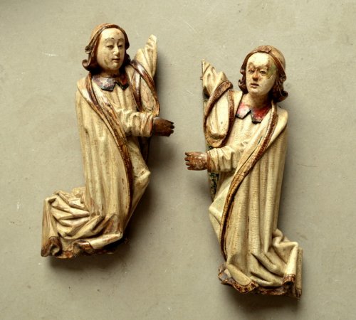 Paire d'anges en tilleul sculpté XVIe siècle - Sculpture Style 
