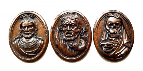 Trois médaillons allégoriques en bois sculpté, Flandres XVIIe siècle