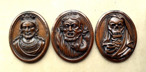 Trois médaillons allégoriques en bois sculpté, Flandres XVIIe siècle - Sculpture Style 