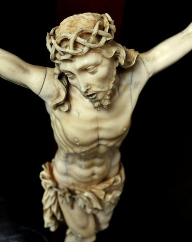 Christ du XVIIe siècle en ivoire - Art sacré, objets religieux Style 