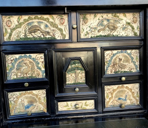 Petit cabinet en placage d'ébène et broderie, Anvers vers 1650 - 