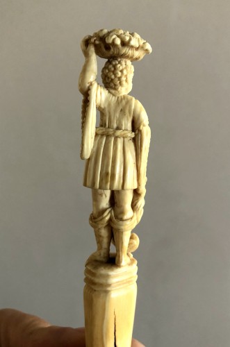 Antiquités - Fourchette avec manche en ivoire, XVIIe siècle