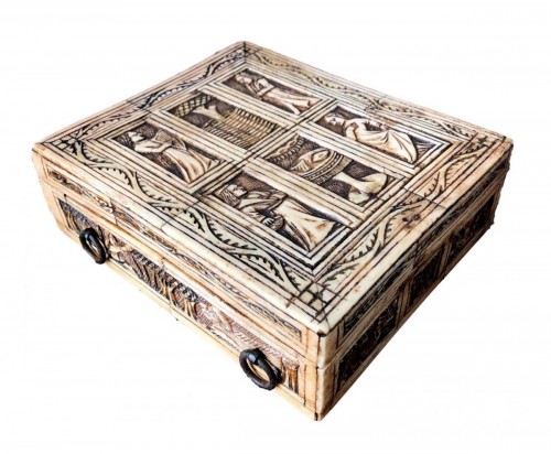 Important boîte de jeux en bois composé de plaquettes d'os.Vers 1440-1460