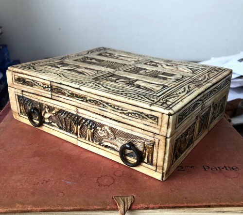 Objets de Curiosité  - Important boîte de jeux en bois composé de plaquettes d'os.Vers 1440-1460
