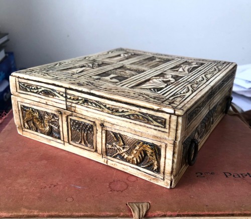 Important boîte de jeux en bois composé de plaquettes d'os.Vers 1440-1460 - Steven Bouchaert