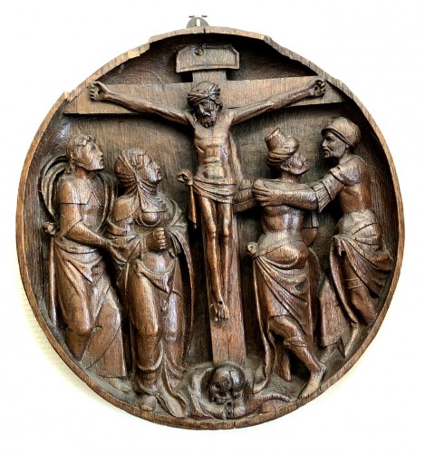 Un Tondo en chêne sculpté de la crucifixion, Flandre XVIe siècle