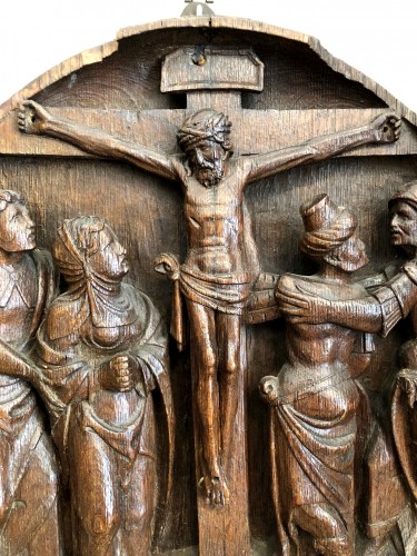 Un Tondo en chêne sculpté de la crucifixion, Flandre XVIe siècle - Sculpture Style 