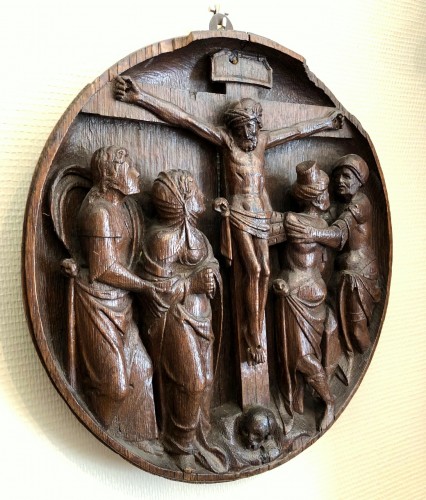 Sculpture Sculpture en Bois - Un Tondo en chêne sculpté de la crucifixion, Flandre XVIe siècle