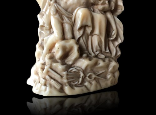 Antiquités - Pieta miniature en ivoire sculpté XVIIe siècle