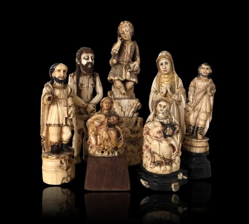 Ensemble de sept sculptures en ivoire - Travail indo-portugais XVIIe siècle - Objets de Vitrine Style 
