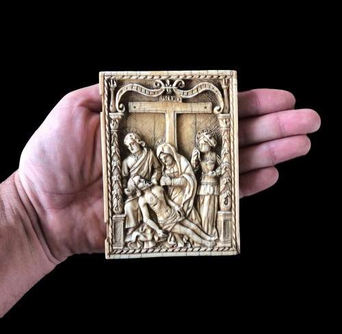Art sacré, objets religieux  - La Descente de Croix, plaque en ivoire début XVIe siècle