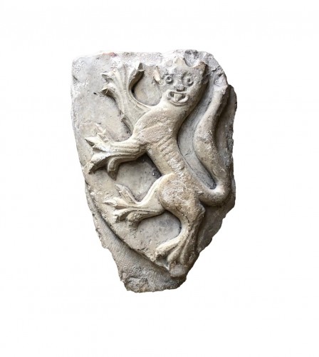 Fragment en pierre calcaire avec un léopard héraldique. XVe siècle