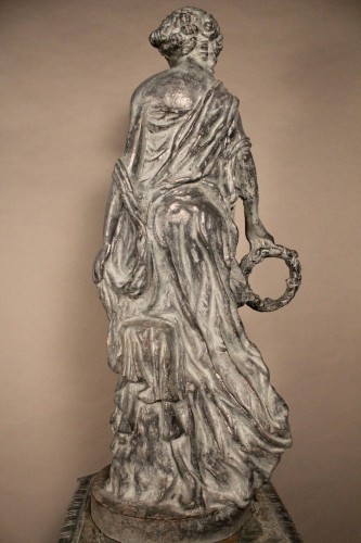 "Le Printemps", Jeune femme drapée en fonte sur socle par Mathurin Moreau - 