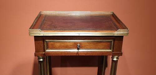 XVIIIe siècle - Petite table Louis XVI