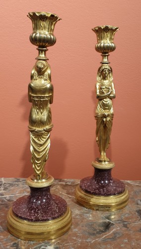 Paire de bougeoirs en bronze doré et porphyre - Luminaires Style Restauration - Charles X