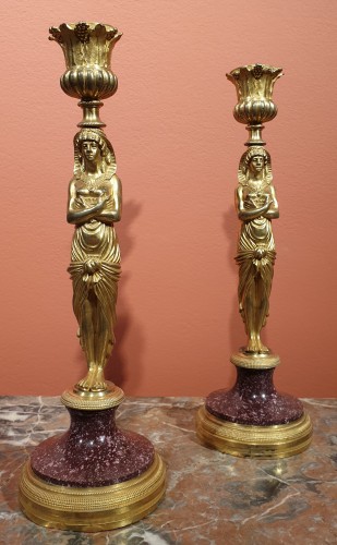 Antiquités - Paire de bougeoirs en bronze doré et porphyre