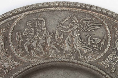 Art sacré, objets religieux  - Patène à décor en relief, Nüremberg XVIIe siècle