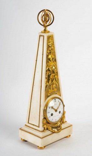 Pendule obélisque d'époque Louis XVI - Horlogerie Style Louis XVI