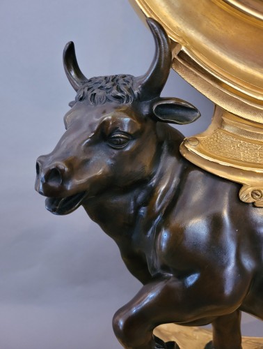 Antiquités - Importante Pendule Louis XV « au taureau » ou « l'enlèvement d'europe »