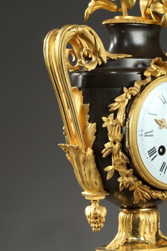 XVIIIe siècle - Pendule Vase Louis XVI - THIABAUD, Horloger du Garde Meuble de la Couronne