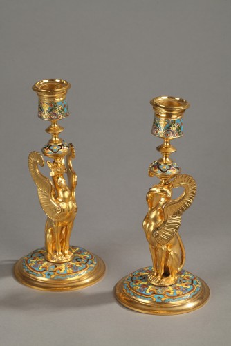 Bougeoirs aux griffons ailés F.Barbedienne en cloisonné et bronze doré - Hirsch Antiquités