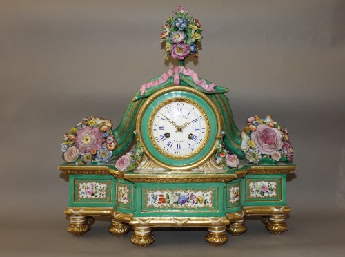 Pendule romantique en porcelaine peinte et dorée signée Raingo à Paris - Horlogerie Style 